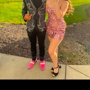 Homecoming dress, fits tight it was comfortable not really itchy